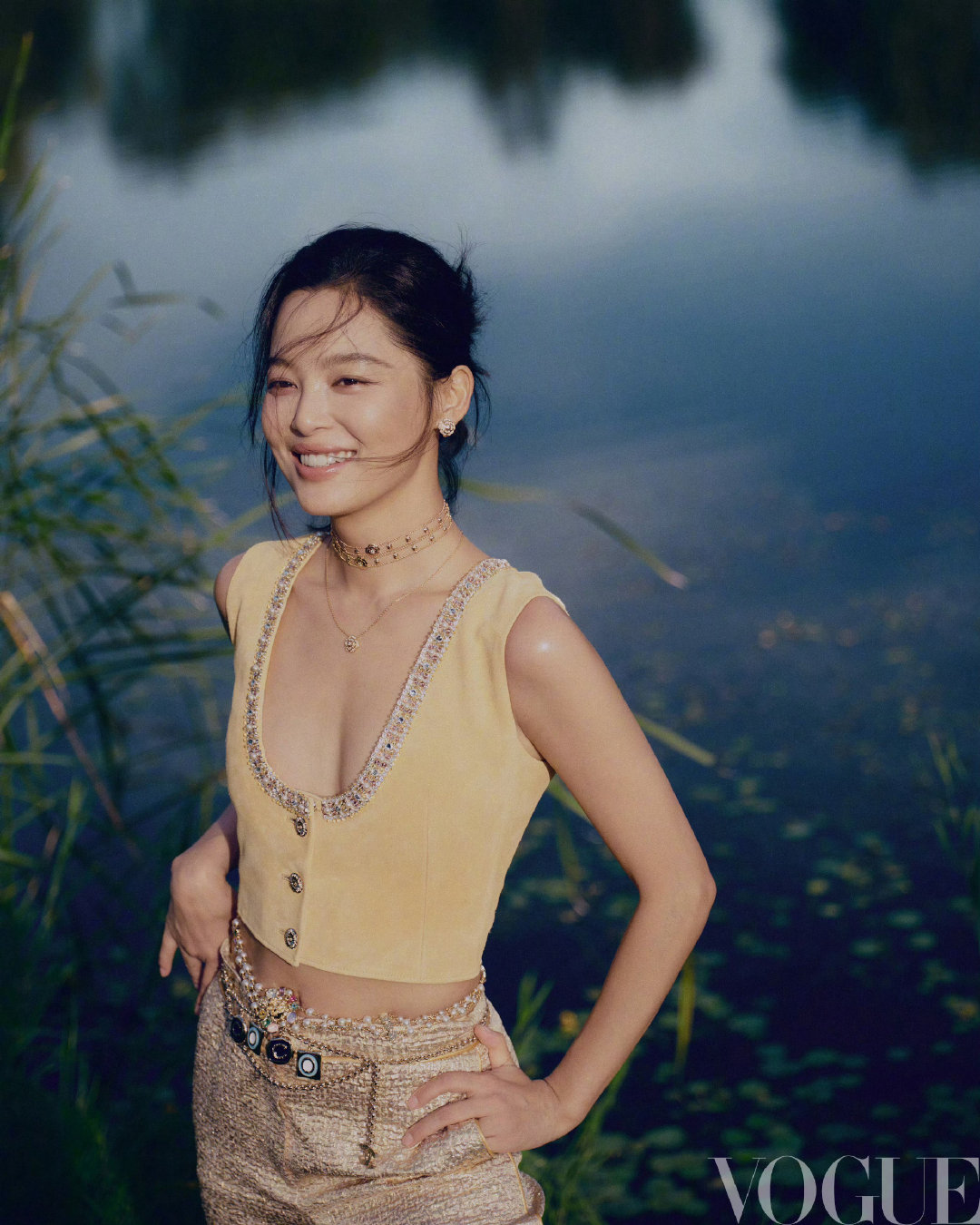 辛芷蕾vogue杂志封面大片，时尚魅力拉满～《女神蒙上眼》热播中，律政铁娘子气场全开；武侠剧《金色》复仇女王章路遥刚收官，新片《浮华之上》又官宣开机，好戏连台。#辛芷蕾[超话]# ​