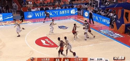 太骚了！赵继伟这记四分卫长传，直接把山东男篮全队看愣了  辽宁男篮VS...