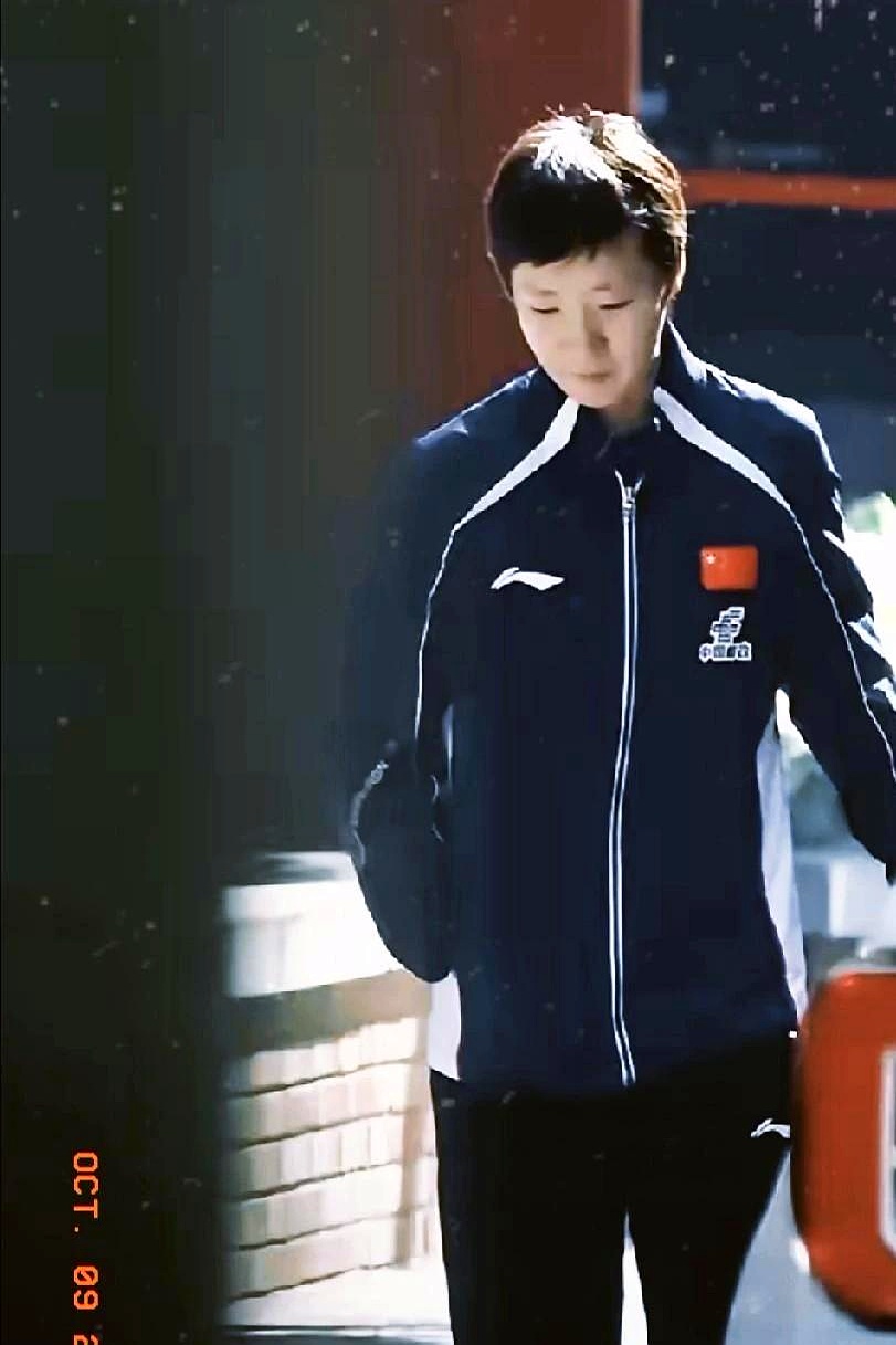 比赛刚结束就把运动员堵在酒店走廊里狂拍乱喊，这到底算哪门子疯狂追星
 

王曼昱戴着耳机目不斜视从人群中间走过去，连个眼神都懒得给
 

多亏任浩教练反应快，掏出手机反拍并当场报警
 

这段时间体坛真是一天都不安生
 

从王皓被喊下课到林诗栋被前事缠身，现在又轮到王曼昱在私底下被围追堵截