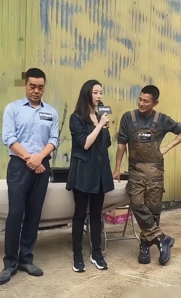 刘青云在片场，连女演员的手都不碰一下，全程冷脸，拍完就走。
不是装，是二十几年都这样。1992年拍《大时代》，他认识了郭蔼明，港姐冠军，学历高得吓人。六年之后娶回家，从此眼里没别人。
两个人不生孩子。刘青云说，我们俩好到不需要一个孩子来绑住。
平时被拍到的画面，不是在菜市场挑菜，就是穿着拖鞋爬