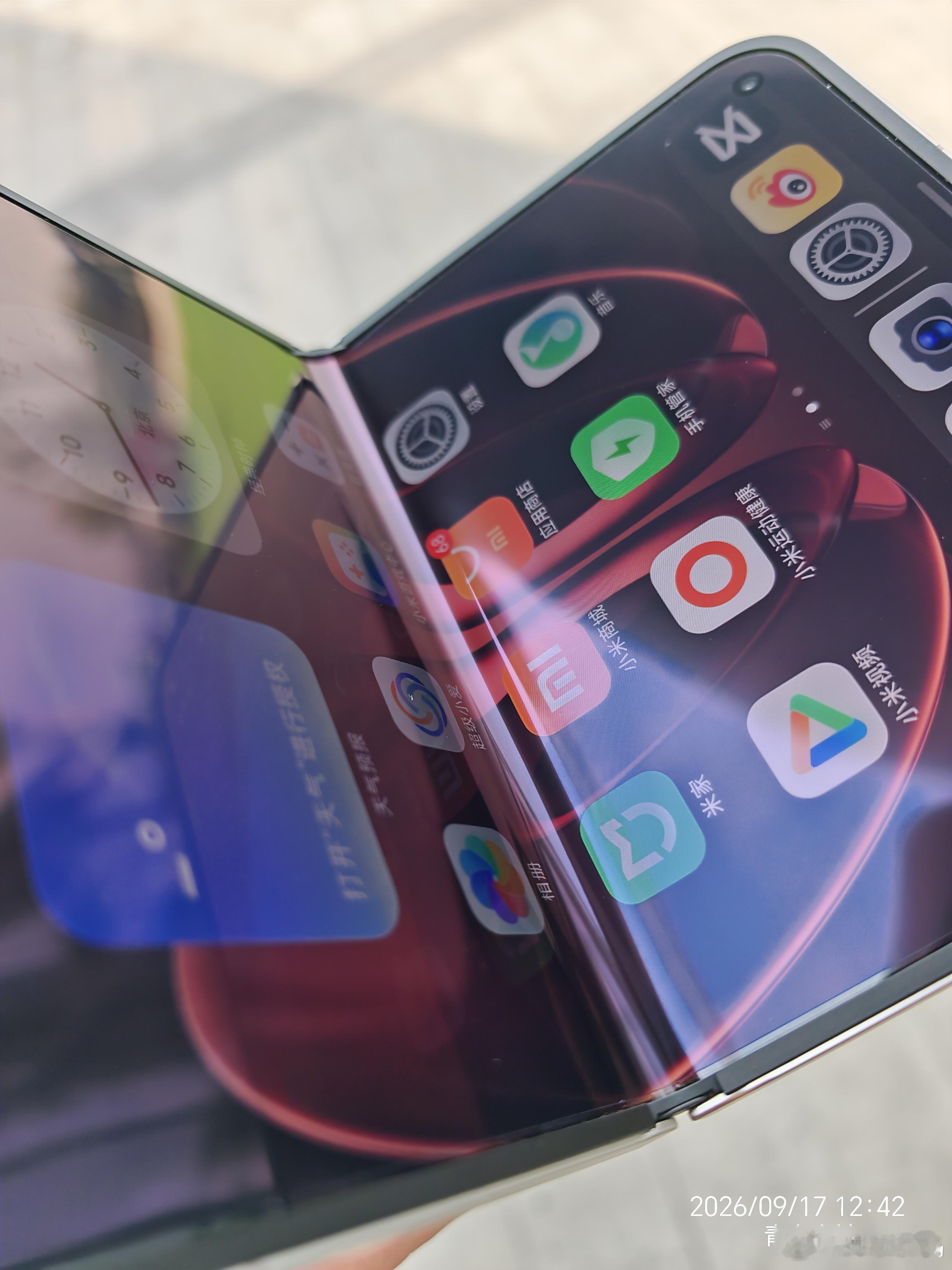 Xiaomi18Fold这次确实很nice，个人这段时间使用体验，首先就是折叠屏被诟病的折痕，这次18fold控制的格外优秀，折痕没有特别夸张明显，第二就是适配性，感觉像是重新适配了一样，不再是切割压缩那种撕裂感，第三就是游戏适配，因为偶尔喜欢玩玩三角洲，这方面太夯了，直接爆表，不过缺点也比较明显，对 ​