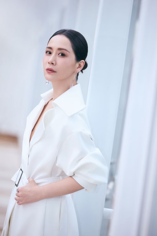 演员海清营业新造型，身穿素白大衣亮相威海品牌活动，温柔知性，沉稳优雅，简约利落又不失高级质感，姐每一次营业状态都相当出众，这一身好美好亮眼，完全展现出自己的独特气场魅力。
#海清