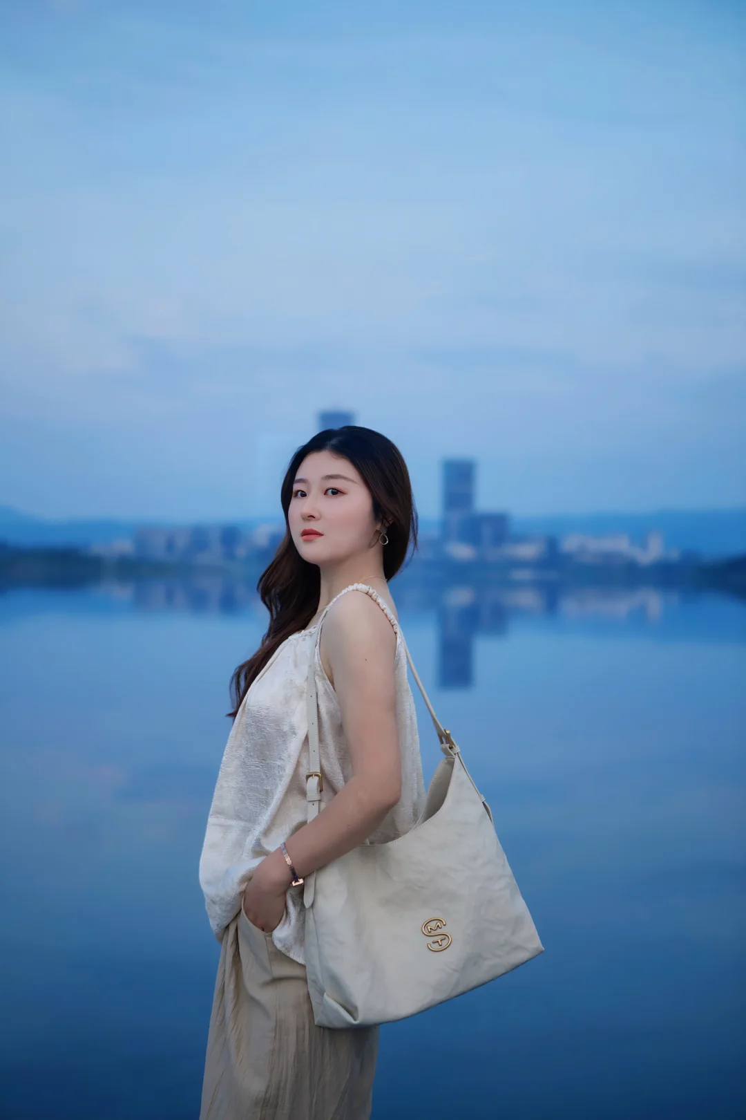 晚饭后和家人散步，是一天里最温柔的仪式。