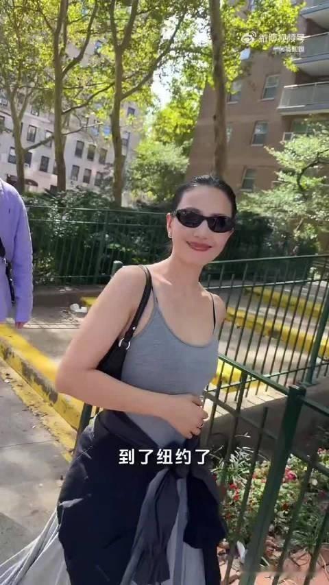 纽约街头随性状态漫步纽约街头惬意晒背，分享出行小妙招，会把防晒霜剪了随身携带，兼顾享受阳光和做好防晒，真实又接地气！