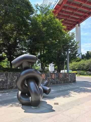 一段孤冷的黄浦滨江<br /><br />岸线全长8.3公里的黄浦滨江...