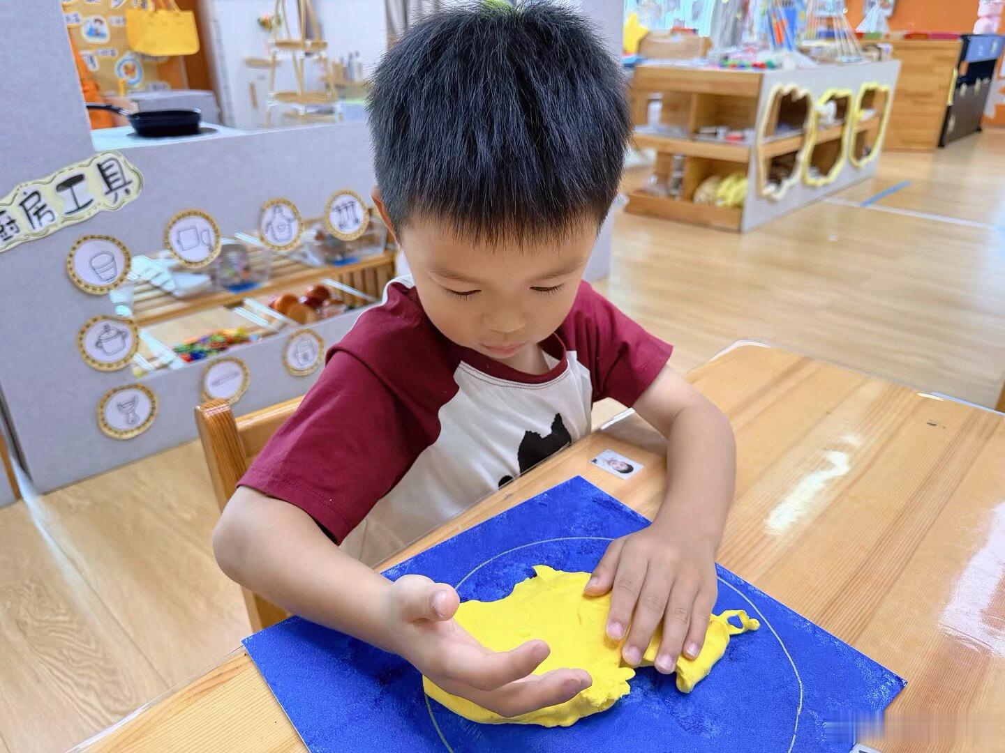完蛋，对 3 岁小孩滤镜越来越深了，以前觉得他普，现在觉得好帅！！果然勤快是男人唯一的滤镜他让丑爹陪他玩一会，丑爹说好累。他问：“你为什么会累嘞？上班累的吗？我去给你做咖啡，做苹果味的哈。”然后做了一杯青苹果美式认真做咖啡的样子太帅了，给他爸爸做的咖啡更帅了！不能给我做，给我做我会对他的帅气祛魅兜崽童言童语