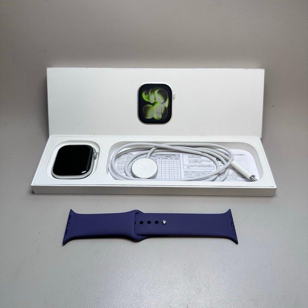 Apple Watch S11 46mm GPS版-9gvl
靓机/国行/零售机/银色/苹果手表/VX4
电池：100%
保修：26年7月21日激活
概况：全套齐全，成色靓，微磕痕
【价格】1699 ​