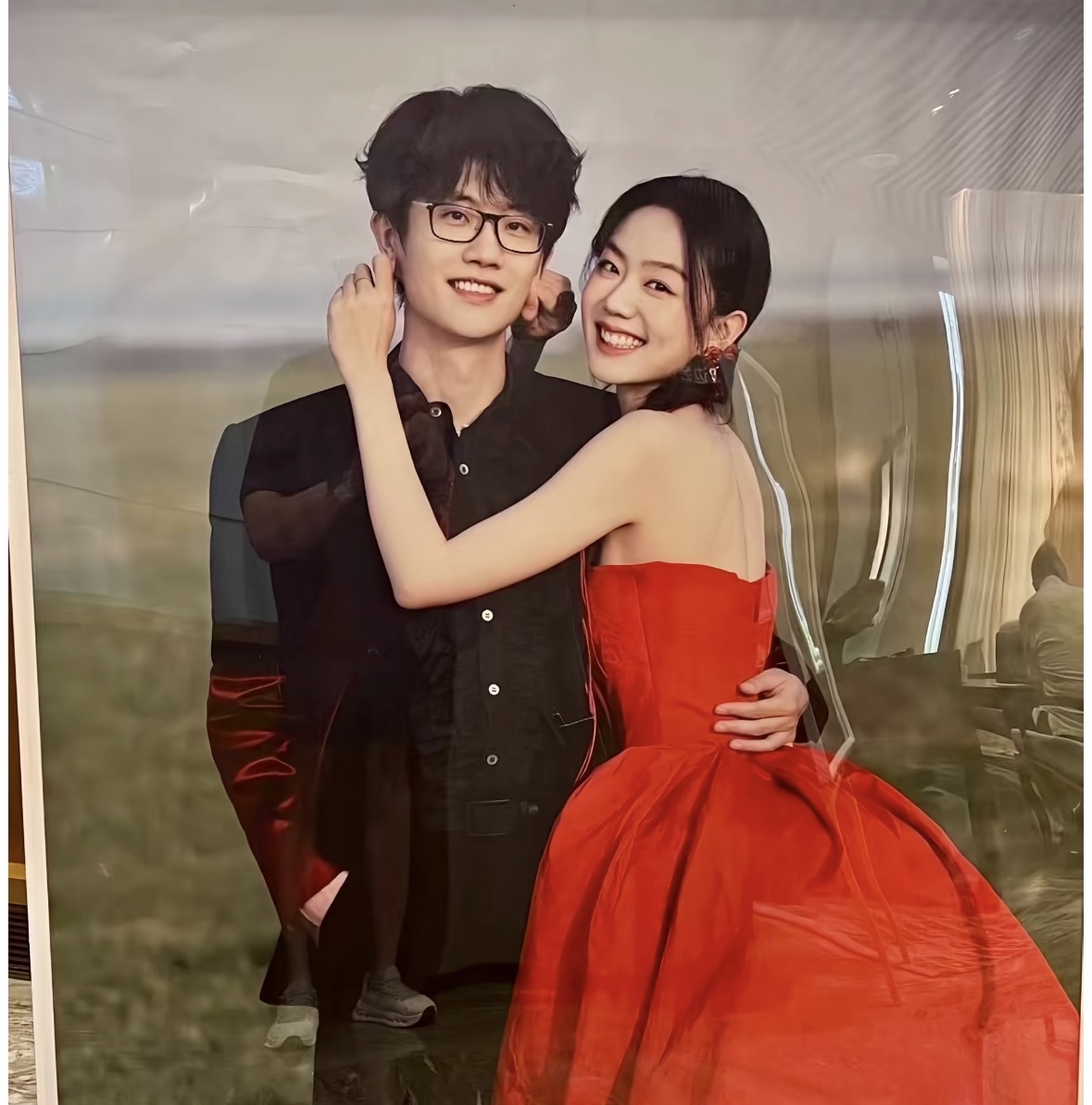 许嵩和冯禧结婚，我不惊讶，冯禧小许嵩14岁，我也不惊讶，
但真正让我惊讶的是，冯禧可不是什么资源咖，她就是一个热爱主持的普通女孩！
冯禧出生于重庆，爸爸在社区工作，母亲是企业经理，家境普通但却和睦，还评上过文明家庭呢。
当初她计划学习播音主持，家里人都很支持，没有背景，没有人脉，全靠自己努力，一步步