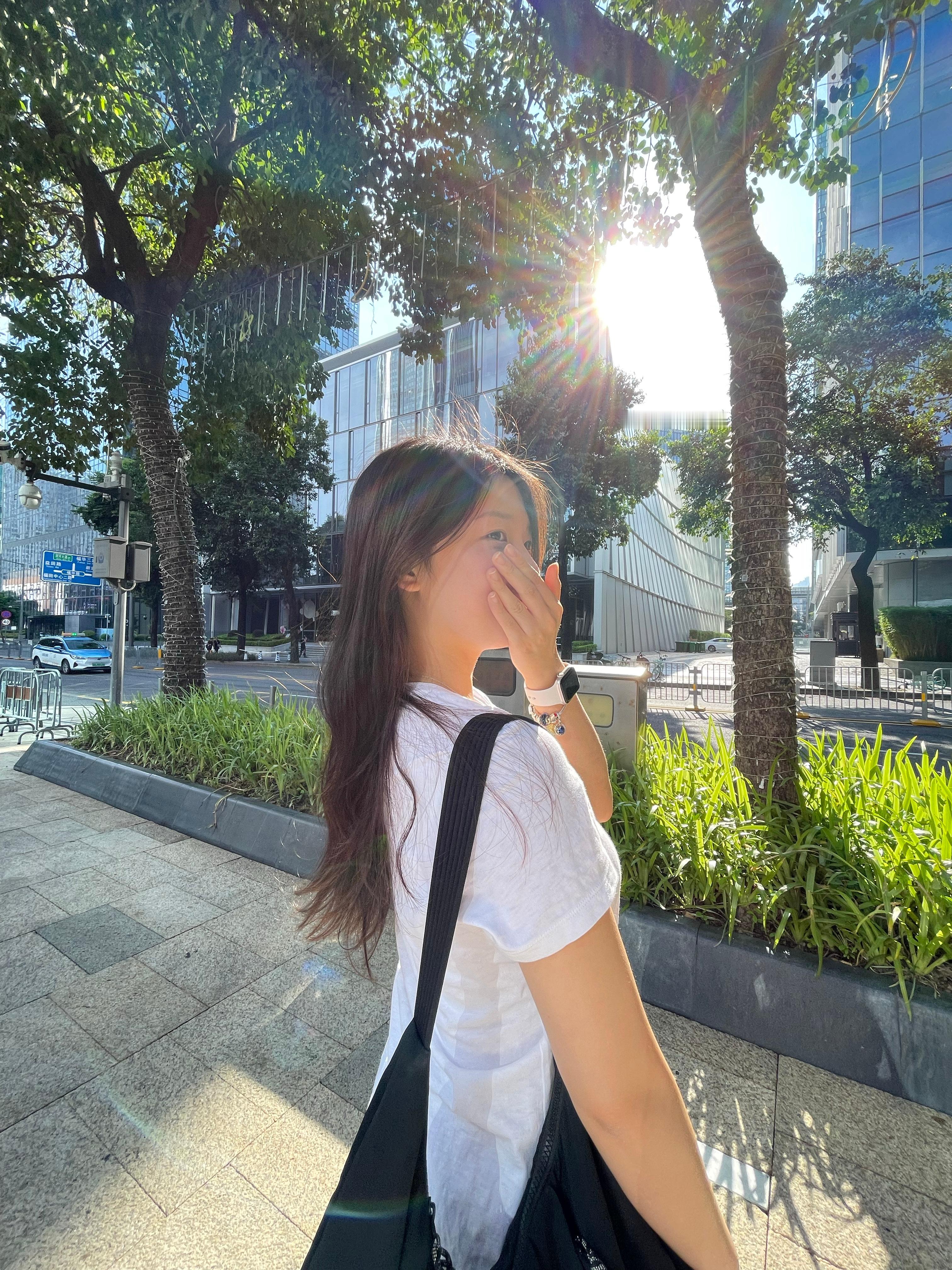 我和老婆在深圳的吃喝玩乐日常[拜托]
1红心闪闪的抹茶布丁包！超绝美味 超爱苦抹
2王繁星。好好吃。偏甜口 美味无需多言 自制紫菜汤也很好喝。
45和老婆骑单车..好久没骑过共享单车了，还是很方便的………
6bebedonut。超甜！最好还是买完赶紧吃，买了俩，第二个放到第二天就不好吃了。
7楼下酸奶 不解 ​