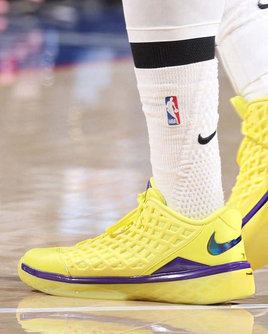 #SoleWatch[超话]# 季前赛鞋报，德罗赞上脚Kobe 11 Elite Low ，库明加又穿回了KAI3，选了“Alchemist”配色！ 布朗森怎么穿了个湖人配色的ZK3 Low？ ​