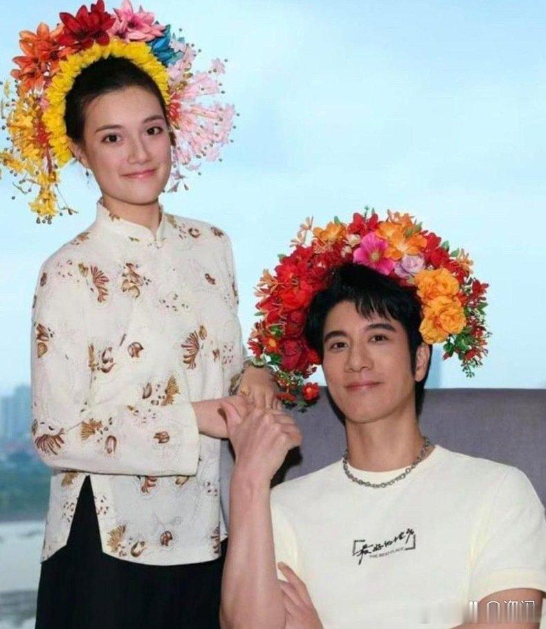 49岁王力宏晒侄女合照，18岁侄女和他似复制粘贴，家族基因真强大。 ​