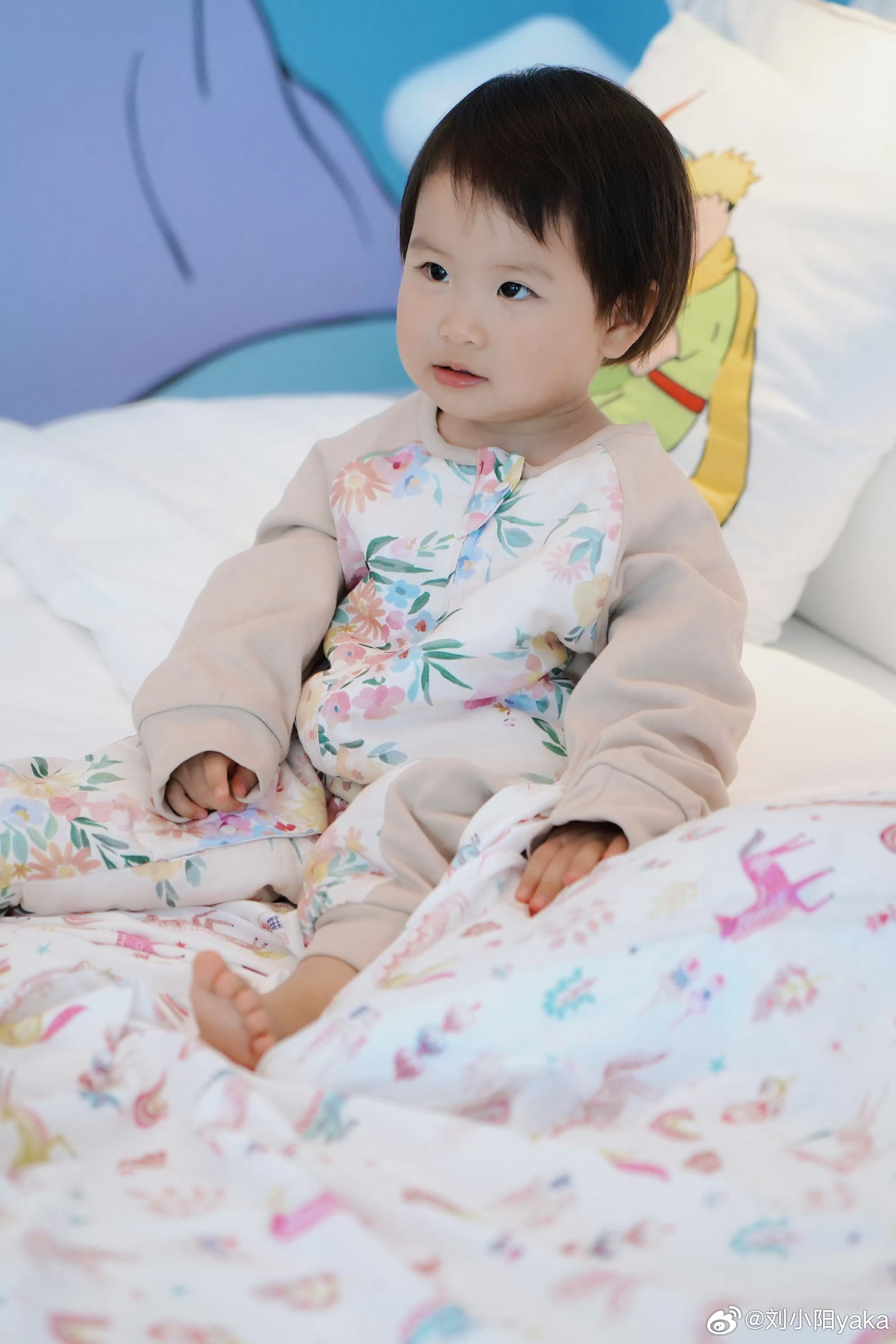 好奇纸尿裤可以扫码溯源汤圆已经4岁了，我太知道每家一个宝贝的那种感觉了～母婴用品用了好几年，我的心得就一条：说安全没用，得自己能查证！前几天四部委10月15日发声明，甲酰胺又被热议。其实好奇早在事件刚爆发时就委托第三方独立检测了，结果白纸黑字：甲酰胺未检出，这定心丸我当时就吃了。现在更省心，好奇纸尿裤上了「透明查」溯源网站，教程在这儿：1️⃣打开好奇服务号，扫码或输批次号2️⃣3秒报告就出来3️⃣不止成品检测，连原材料文件都能查，从原料到出厂全链条可查！看报告诀窍：认准甲酰胺、重金属“未检出”。再比如回渗量，好奇内控标准比国标严5倍，真不是只求及格。官方调查也证实自检报告没水分，这种敢让大家监督的敞亮劲儿，当妈的买账！