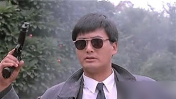 周润发进《英雄本色》剧组，拿的是客串的钱，按天算片酬。
原定小马哥不是他，林子祥没档期，郑浩南也撞了车。轮到他头上时，这人正背着票房毒药的骂名。
拍了两三场，吴宇森眼睛亮了。周润发直接放话：不用算天数，拍多久都行，钱不变。
叼火柴棍，他自己设计的，说这样显得从容。地下车库捡盒饭那场戏，是真事，