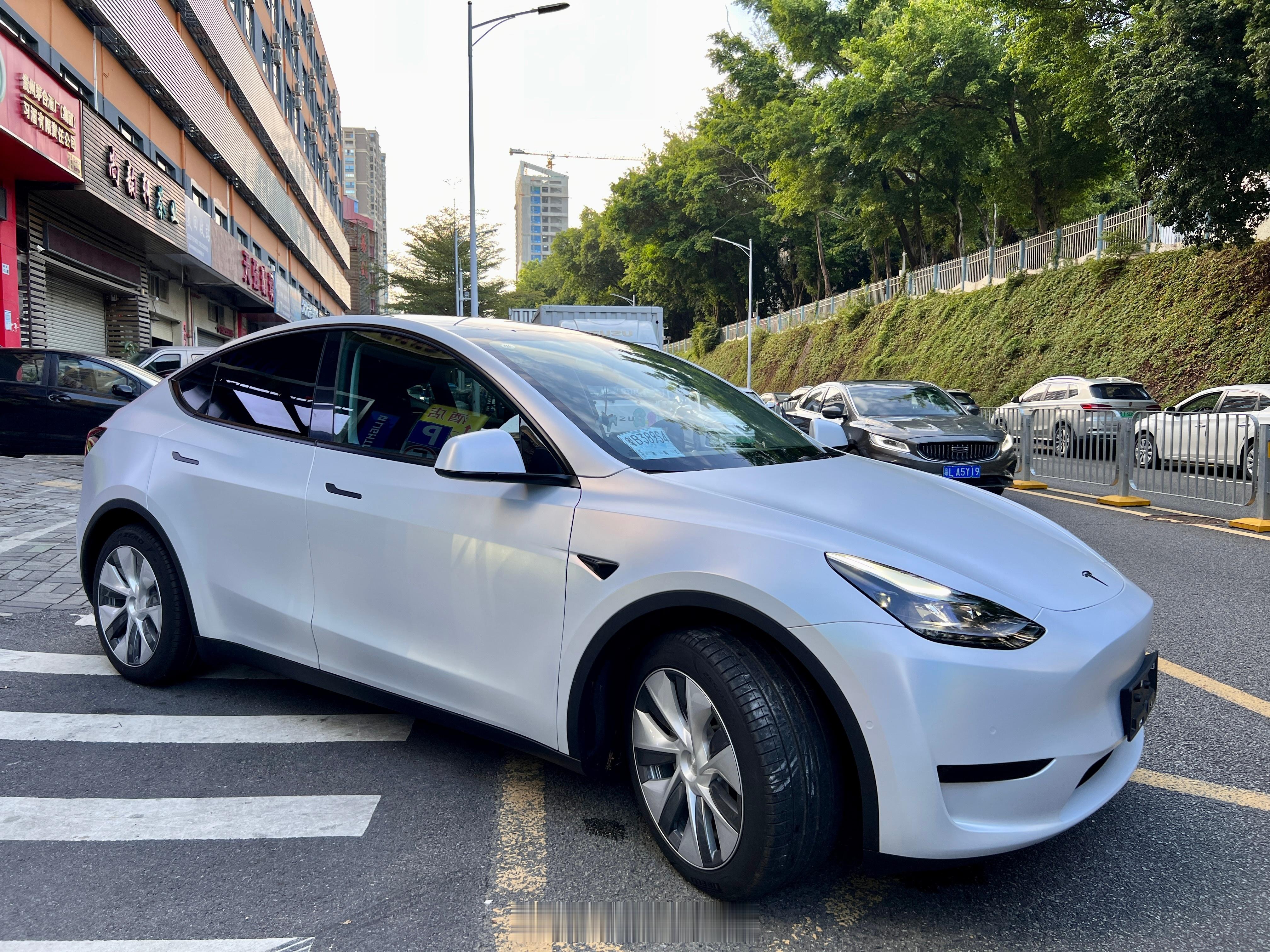 2022年在深圳上了Model Y，说几点真话：

起因很简单：摇号多年无果，买电车送绿牌。选特斯拉，是因为全球品牌，可靠性更高。

用了四年多，几个真实感受：

用车成本低，保养成本低，空间大，操控好，极简风也长在我审美上。

最重要的是，它符合我的用车场景，城市通勤加周边城市，再远基本就是飞机 ​