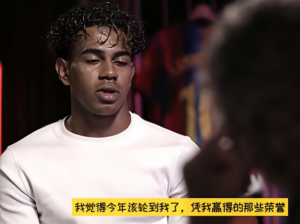 19岁亚马尔一句话，把姆巴佩那篇金球奖采访衬得挺没风度。
姆巴佩对《法国足球》放话，金球奖理应是自己。亚马尔在节目里更直接：今年该轮到我了，论成绩，我和姆巴佩就是当下世界最佳两人。
前马赛总监贝纳蒂亚听完表态：我喜欢姆巴佩，但不喜欢他这次采访。亚马尔年纪小得多，发言反而更得体。他还补刀，姆巴佩完