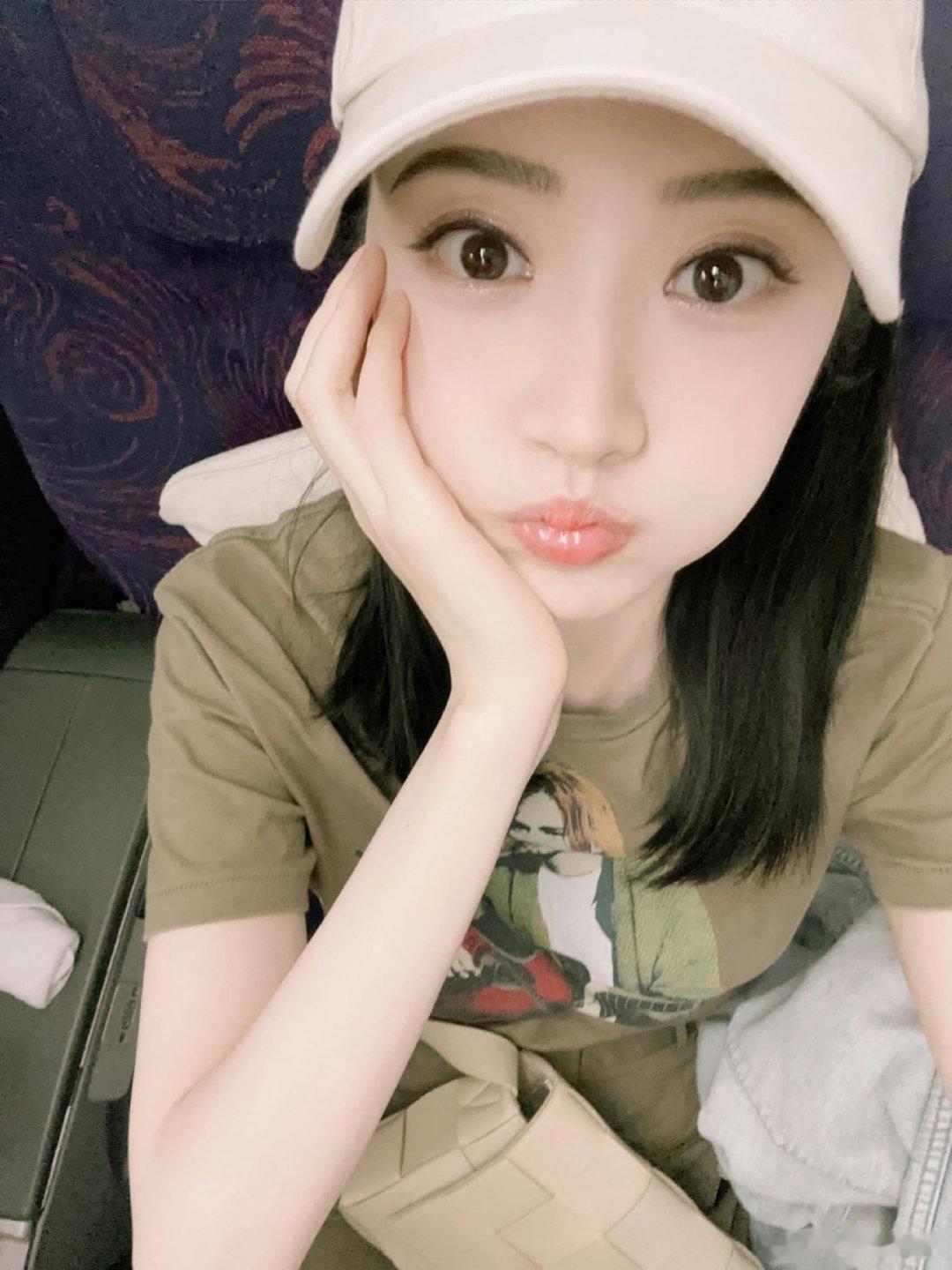 #景甜[超话]#jt #景甜# jt#不给景甜吃辣条# 

    “月饼”拍了拍你，说:“中秋快乐呀！”
​