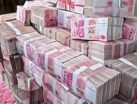 骗子骗来一大笔钱，最怕的就是直接存银行，一查一个准。所以赃款得“旅游”：进甲卡、转乙账户、换购物卡黄金虚拟货币，每转一手多一层迷雾。2025年检察机关以洗钱罪起诉3259人，同比上升，重点打击地下钱庄和虚拟货币洗钱。广州有人被诱导买大额购物卡，商超员工察觉异常报警才拦住。新反洗钱法2025年1月1日