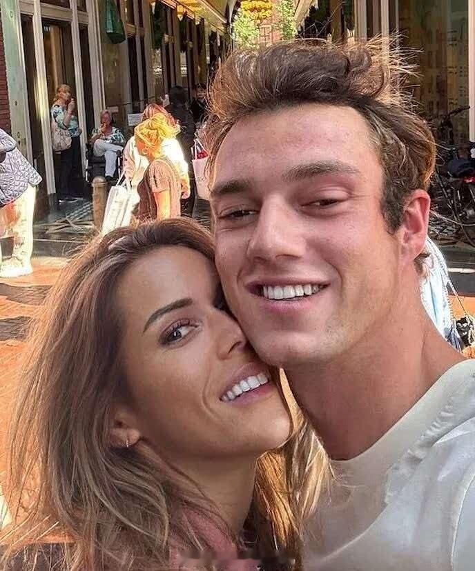 法国总统马克龙的老婆布丽吉特42岁的女儿蒂菲娜·奥齐埃正式宣布和22岁的男学生安托万·勒孔特的恋爱关系，家族基因传承啊。
#海外新鲜事# ​