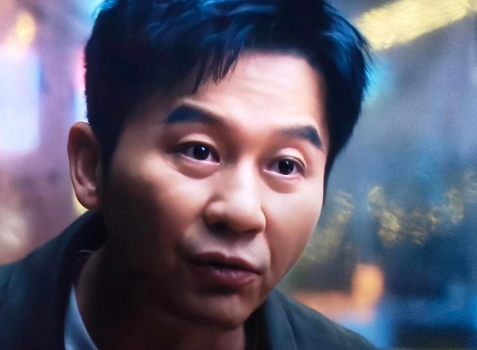 小沈阳和沈春阳这对真夫妻演的电影，凭什么能拿下过亿的票房，哪怕灵魂互换这么老套的梗都被人看哭了？
真别看不起这口大碴子味，前十分钟有多劝退，后半场就有多打脸。
以前总有人吐槽东北喜剧就知道在银幕上吵吵闹闹、装疯卖傻，这部片子刚开局确实也是这个路数，两口子在镜头前拌嘴，看着是真让人脚趾抠地.
可
