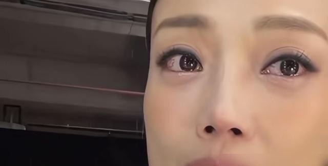 黄柏高签下容祖儿，一首歌没红，用“不漂亮”三个字把她踢出了正东
1995年，容祖儿拿了一个卡拉OK比赛金奖。正东唱片签了她。第一支单曲《第一次我想醉》推完，高层黄柏高给出的理由是“她不漂亮”，合约终止【3†L1-L2】。失业之后她去做文员，帮母亲看时装店。一个拿了金奖的新人，从签约到被踢出门，中间只