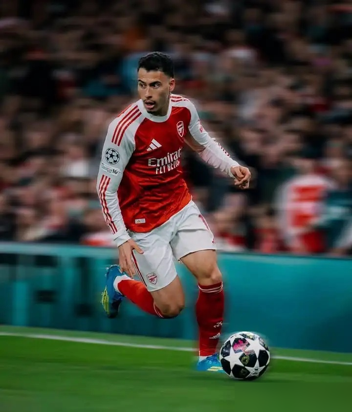七年前卖了个孩子，如今突然到账840万欧，这球队自己都懵了。
巴西丙级队伊图亚诺，现在混圣保罗州A2联赛，升级失败，穷得叮当响。结果阿森纳把马丁内利卖给沙特，7000万欧，他们跟着分钱。
凭啥？合同里留了10%二转分成，FIFA还按青训团结机制再补2%。马丁内利14到18岁在这练过，五年算下来，