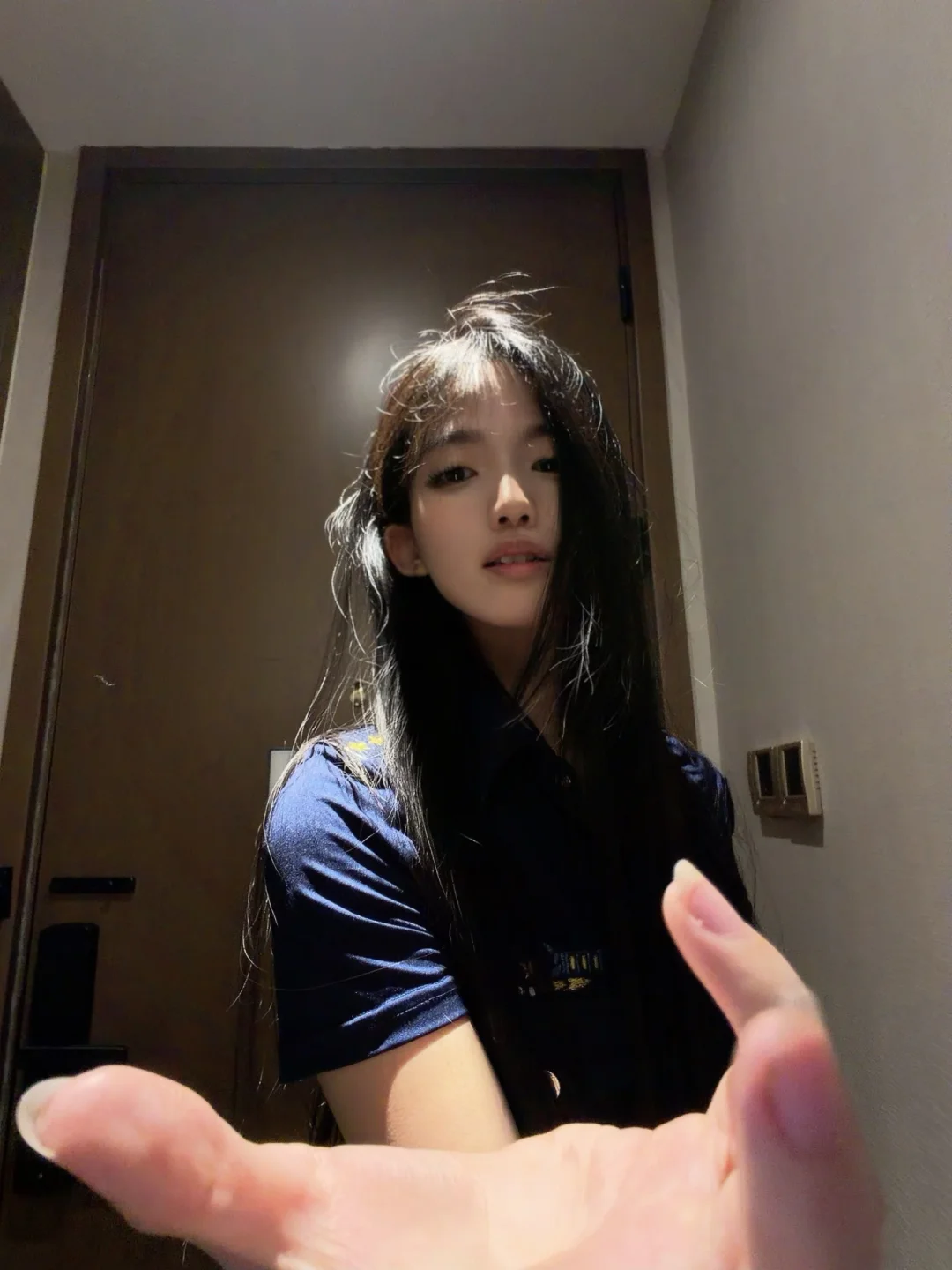 当年扫射姐控躲在姐姐怀里活下来