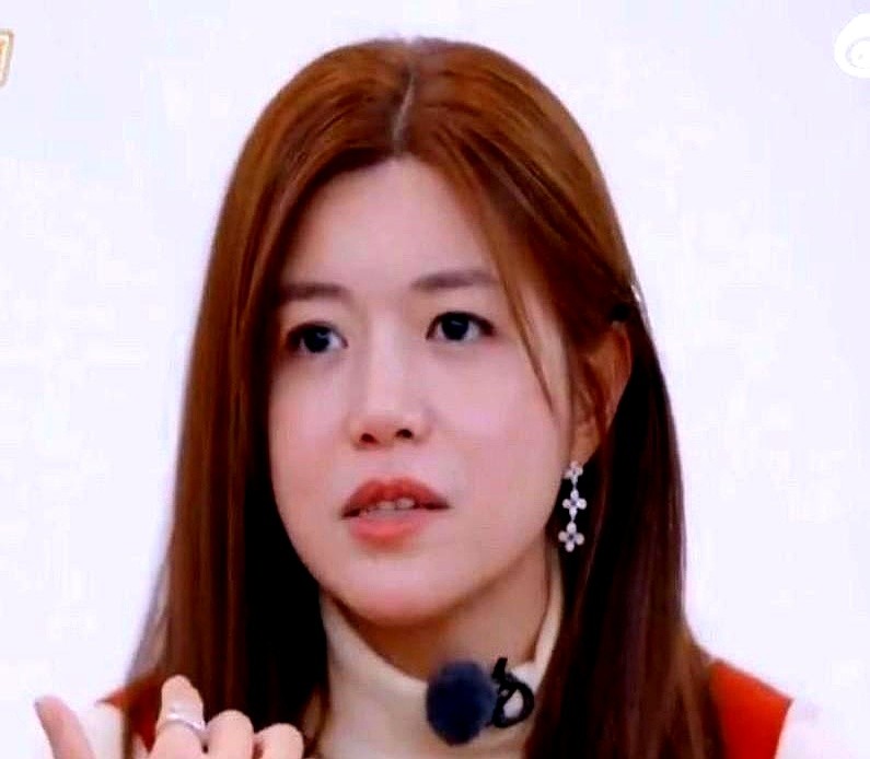 陈妍希对着镜头甩出一句话：“甜也是一种实力。”直接把那些嘲笑她戏路窄的人堵了回去。

有人揪着沈佳宜不放，说她跳不出甜妹的圈子，只会演白月光。面对这些声音，她没有急着去接个反派剧本证明自己，反而坦然戴稳了这顶帽子。

她坦言根本不焦虑。二十岁有二十岁的甜，四十岁有四十岁的甜。硬要去凹什么冷面杀手，不