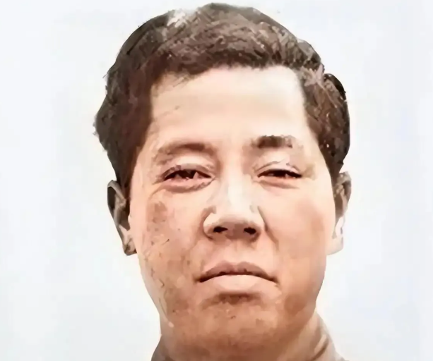 1971年，戴笠孙子在安徽修拖拉机被判死刑时，他平静地说了一句话，身经百战的办案人员当场直接被吓出了冷汗，他究竟说了什么？

这个年轻人叫戴以宽，是戴笠长子戴藏宜的亲生骨肉。当年戴藏宜在浙江江山县被抓获并执行枪决后，戴家树倒猢狲散，家属们为了活命四散奔逃。戴以宽一路流落到了安徽，隐姓埋名进了一个农机