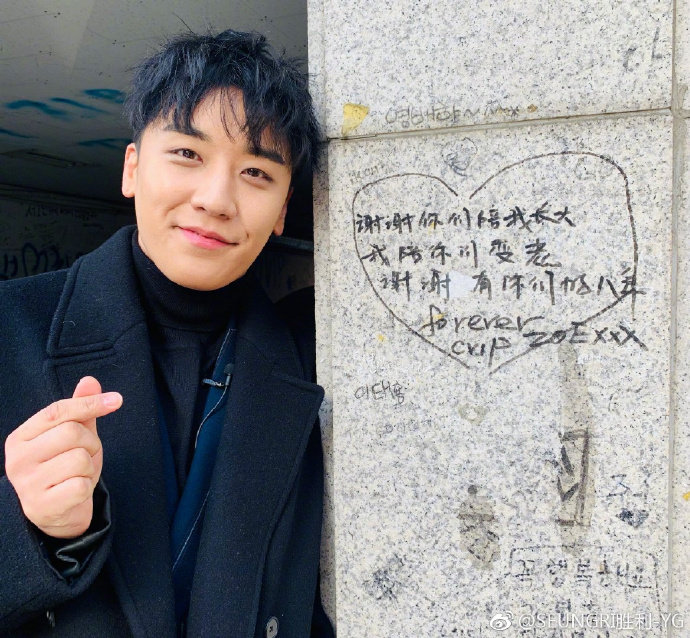 #李胜利承认当爸##李胜利否认妻子未婚先孕# ​​​28日，据韩媒，李胜利承认妻子已怀孕，但称与怀孕妻子并非恋人关系，而是已经登记结婚的夫妻，“未婚先孕”并非事实。李胜利还说：“目前并未考虑举办婚礼。”并表示夫妻二人正在努力进行胎教。 ​#娱乐[超话]# ​