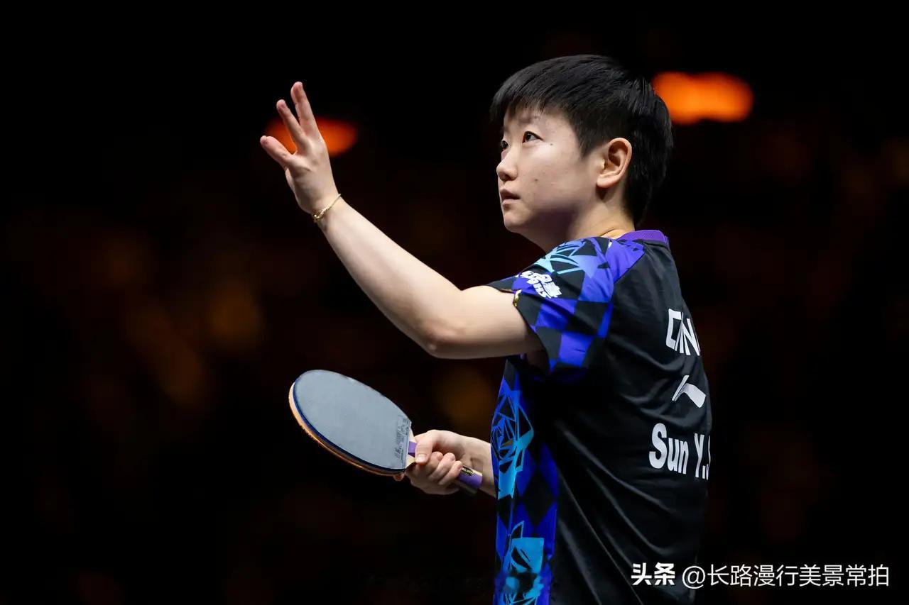 中国大满贯今日赛程要收藏！孙颖莎icon轮休不登场，女乒双线作战！怪胶强敌+日本icon主力+国乒icon内战扎堆来袭，不容错过哦！

看到这条消息，你是不是心里咯噔一下？

孙颖莎轮休？那个被称为“小魔王”、几乎场场不落的铁人，居然休息了？别慌，这恰恰是中国乒乓球队最让人安心的信号：我们敢让王牌休