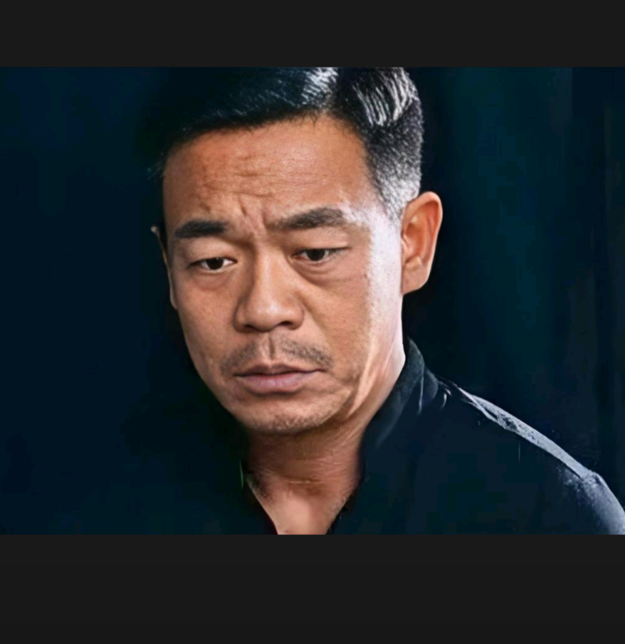 演员孙浩，今年58岁，西安人，以歌手身份成名，后来爱上影视表演，在好友张嘉译的帮助下参演了不少电视剧，演技不俗。

他至今未婚，无儿无女。有记者问他是否想找个人共度余生，他苦笑着说，要是那样，还不如让他去扛沙袋。

最近播出的电视剧中，孙浩饰演女主角的师傅苟存忠。最后他在舞台上吹火，光彩夺目，最终倒