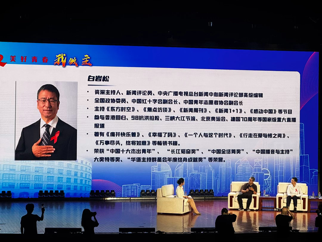 见到白岩松老师啦 说话谈吐真的是一个知识非常渊博、底蕴深厚的人
山缓缓一般捏
茉酸奶柿子新品柿子还有些涩
这个柠檬糖真的巨酸
碗杂面好吃😋 ​
