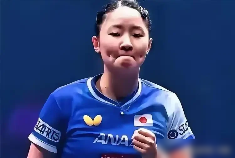 张本智和的爸妈，原来都是四川省队的主力，早年还拿过全运会奖牌。
这事很多人不知道，他爸张宇，妈张凌，当年在国内乒坛也是响当当的人物，后来俩人去了日本当教练，生下了他和妹妹。
2014年，为了儿子打球方便，他爸带着兄妹俩入了日本籍，改姓张本。
他妈后来解释过，加个本字，就是提醒孩子，别忘了根本，