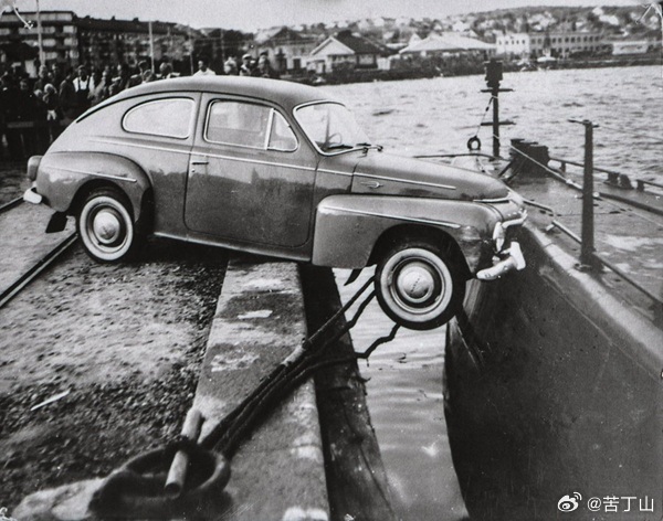 1961年8月19日，瑞典 Lysekil，一辆沃尔沃PV544停在临海高坡，车主没拉手刹，那车又是一台手动档，车主离开之后，车慢慢溜下高坡，冲向海边。

当时海边刚好停泊着瑞典海军舰艇 HSwMS Bävern 号。沃尔沃一鼻子撞到潜艇侧面，然后就卡在海岸和潜艇之间了。

这是唯一一次有记录的民用车跟潜艇相撞事件， ​