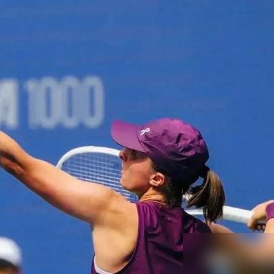 斯瓦泰克又赢了，但这次她不是来玩的。
6-4、6-1，两盘横扫，职业生涯第一次杀进武网四强。这是她第150场WTA1000级别胜利，数字摆在这，没得黑。
可你别看她场上赢得轻松，场下她正卡在一个尴尬的位置：年终总决赛冠军积分榜，她排第十。离门槛就差一口气。想进去，武网必须夺冠，不然就得看别人脸色