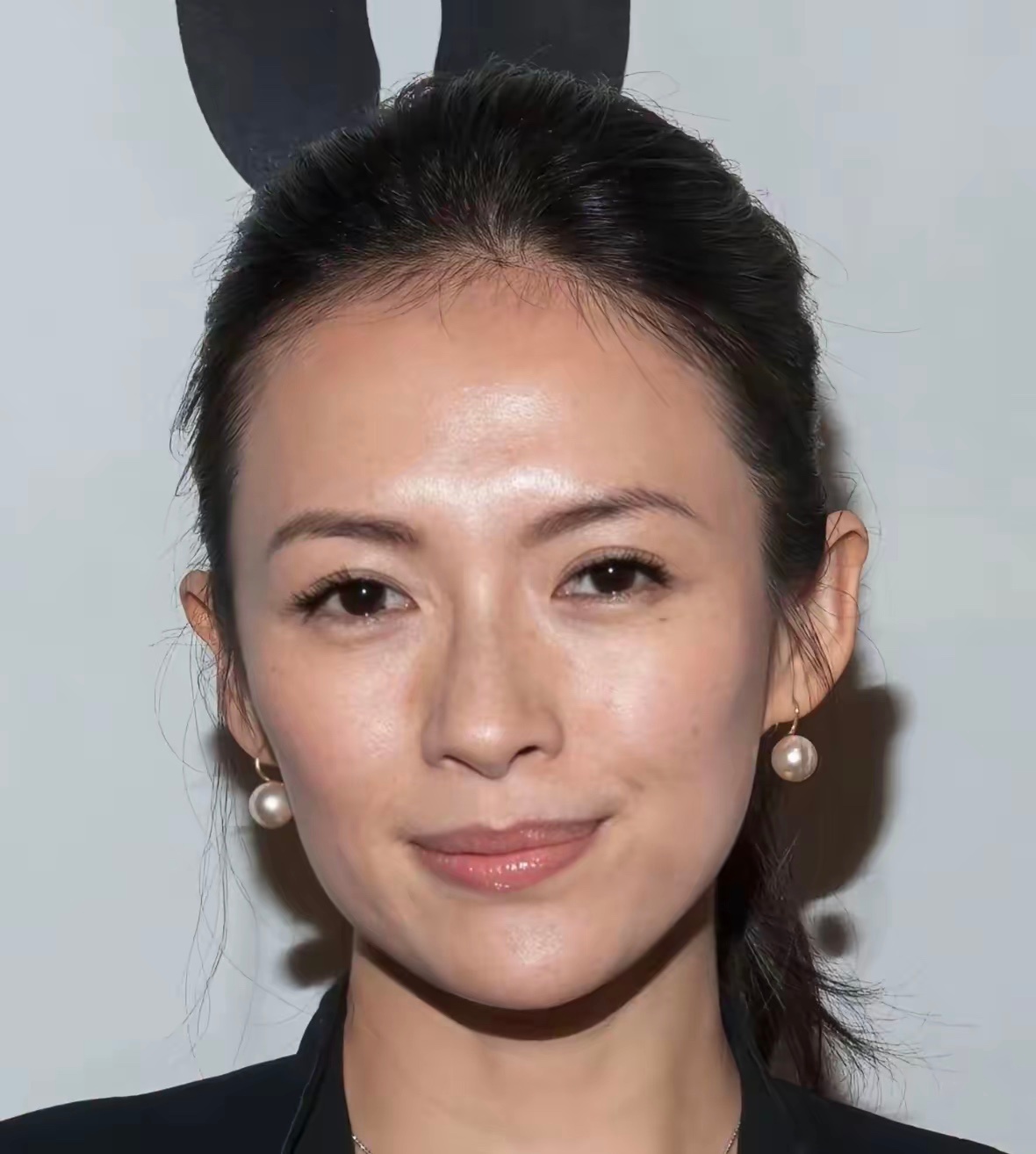 章子怡，
全世界表情管理倒数第一的艺人，
喜怒全形于色，主打一个不遮遮掩掩，2024年微博之夜，主持人递过话筒，她先是吓得倒吸一口凉气，然后微微一笑，颤颤巍巍的接过话筒。主持人问，您这种闪闪发光的自信从何而来。她无奈开口，哪有什么闪闪发光的自信，我觉得都是源于观众对她的抬爱。卢米埃尔电 ​