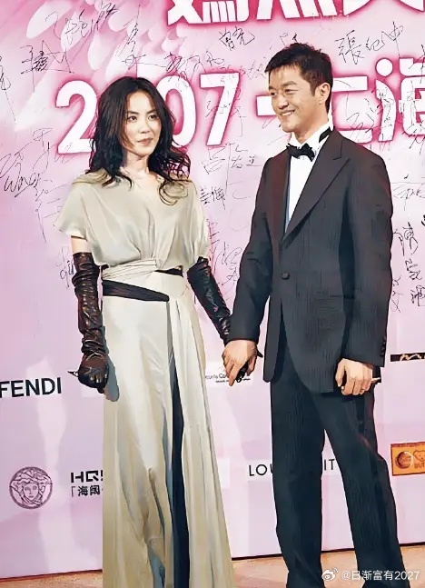 2005年，王菲怀孕4个月，医生告诉她：“孩子可能有兔唇”。李亚鹏说：“你怎么想？”王菲瞬间火冒三丈：“你什么意思啊？你不想要这个孩子吗？”李亚鹏的话，却让人一惊。
 
2005年，王菲怀着二胎李嫣，怀孕四个月做常规产检时，医生给出了一个残酷的结论：胎儿疑似先天性唇腭裂，也就是大家常说的兔唇 ​