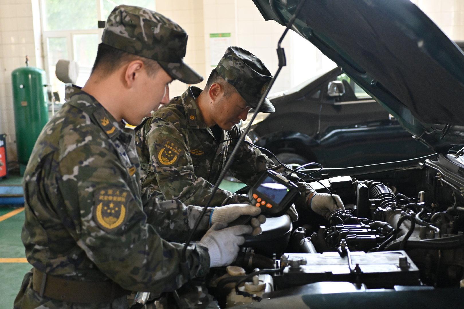 【保障力连着战斗力！直击武警后装基础训练现场】近日，武警黑龙江总队保障部某单位组织后装专业基础训练，针对后装岗位特点准确“把脉问诊”，有效提升了部队后装实战保障能力，为遂行多样化任务提供坚实可靠的实战化保障。#点赞人民军队#（张超 赵晨添 李士诚 刘明宇） ​