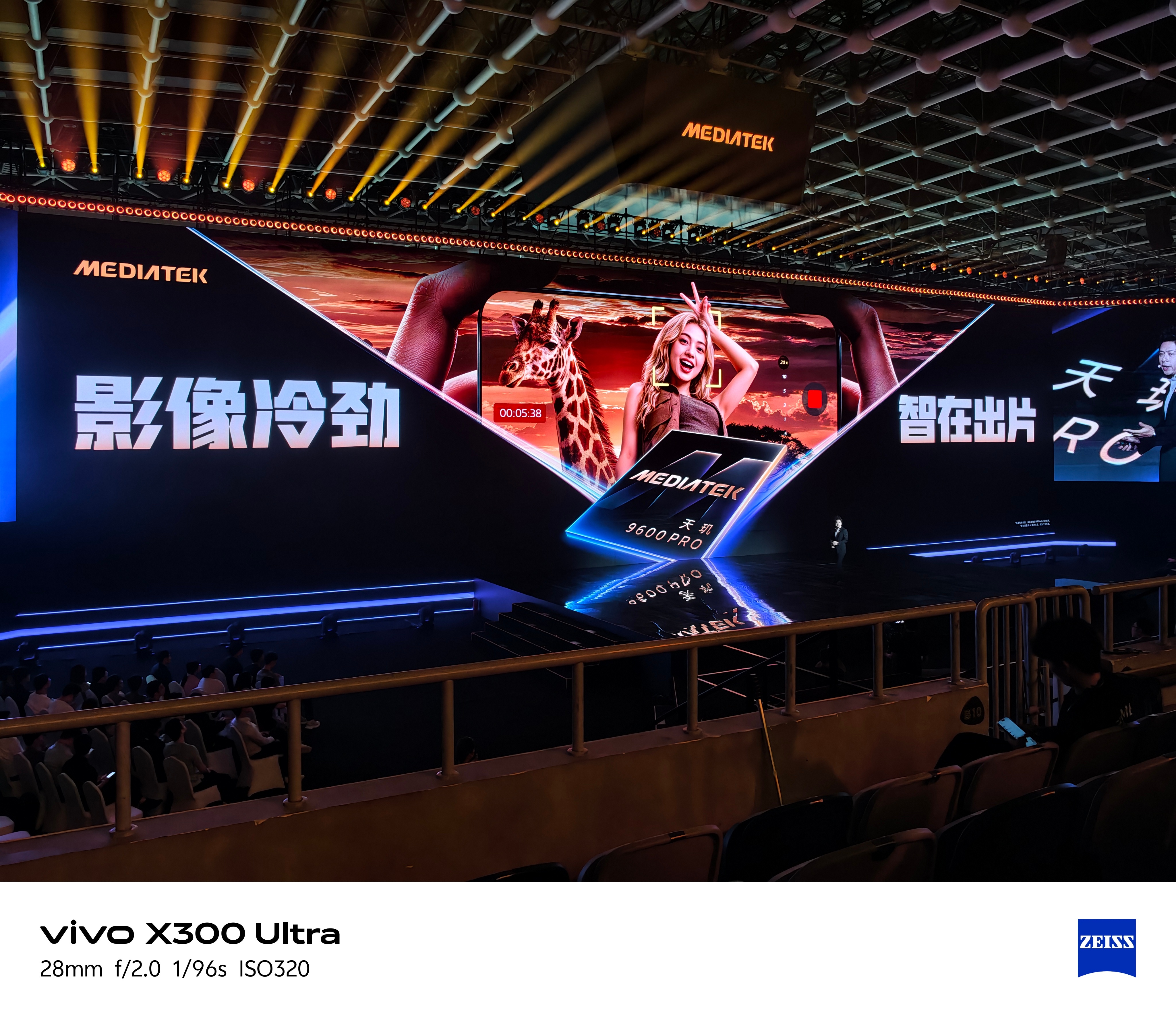 天玑9600 Pro，直接把手机影像的天花板往上抬了一截[哆啦A梦害怕]

业界首发微单级全景深计算光学影像，前后景一键都清晰，不用繁琐后期。

60FPS专业运动级追焦，对比9500，追焦、对焦速度直接翻倍，抓拍高速主体稳准狠。

首发4K240帧超高速慢动作录影，原生直出，定格转瞬即逝的精彩瞬间。
 
NPU+IS ​