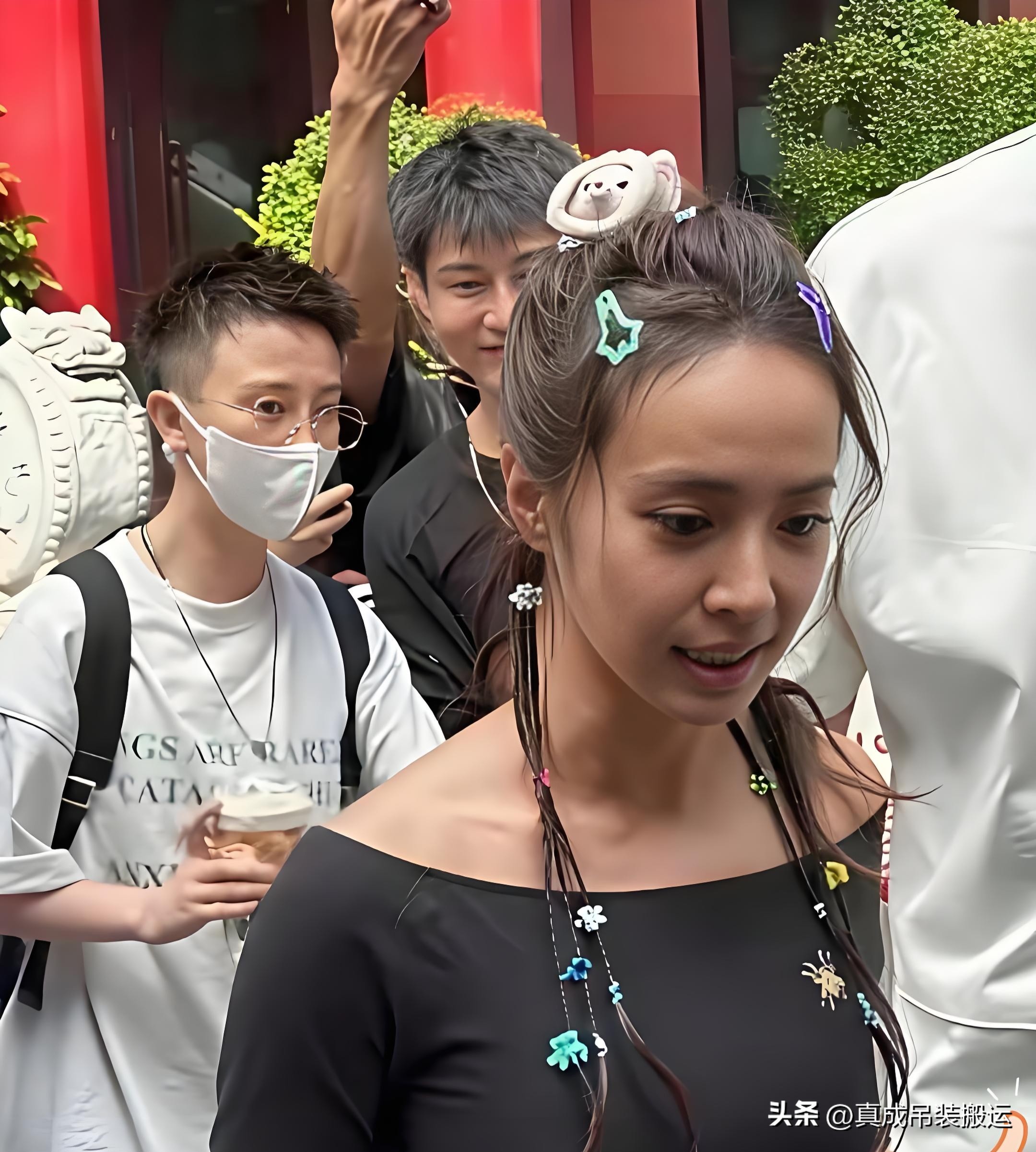 快年近五十，蔡依林的状态依旧惊艳，浑身满是少女感。
 
她身形小巧，却不是单薄干瘦的模样，线条匀称饱满，气色和精气神完全看不出实际年纪。
 
回看过往，难免让人感慨，很难相信周杰伦心里没有一丝遗憾。能常年维持这般自律亮眼的状态，这份独特魅力，实在很难让人忘怀。