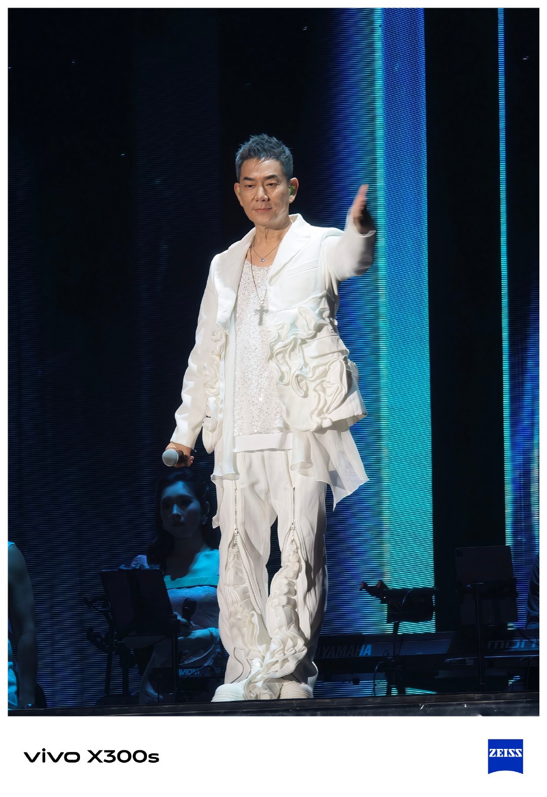 看演唱会必须得带个长焦好的手机，媳妇去看任贤齐演唱会，我给她拿了X300s，主要是手机＋200mm增距镜也不重，更适合女生携带，出发前我用1分钟告诉了她怎么用，其实超级简单，下面就是她在现场拍的照片，各位觉得她拍的怎么样？#任贤齐[超话]#  ​