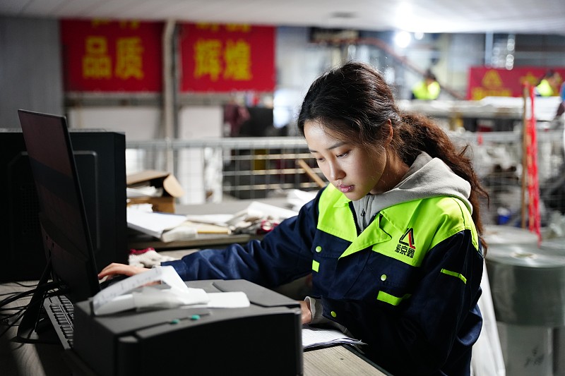 很多人第一次听到“彭德华”这个名字，第一反应都会愣一下，下意识联想到那位横刀立马的彭老总，毕竟“彭德怀”三个字刻在几代人的记忆里，差一个字的谐音感实在太强。
之前刷到过一位叫彭德华的95后姑娘，每次新同事入职都要被围着问一遍名字的由来，上学时点名永远是全班焦点，甚至有老师点完名抬头补一句“和彭老总就