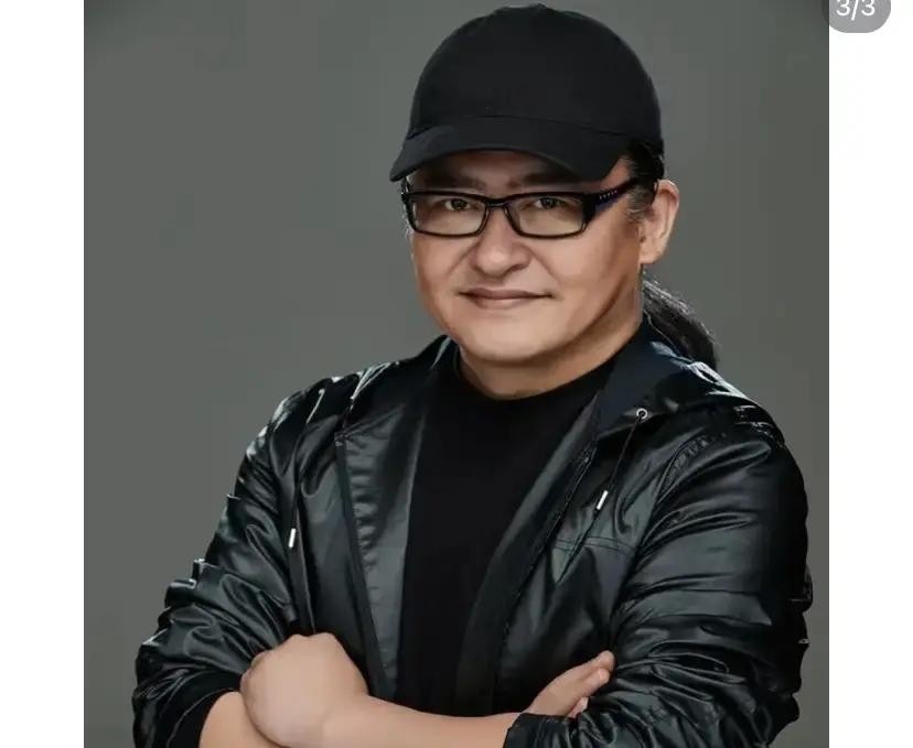 真没几个人知道，那部火遍大江南北的电视剧《父母爱情》，片尾曲其实是刘欢亲弟弟唱的

平时看刘欢这么低调的重量级老大哥，很多人潜意识里都觉得他大概率是独生子女

这回还真是大众猜错了

人家不仅有个亲弟弟，而且兄弟俩足足差了有十岁

弟弟名叫刘啸，虽然没有哥哥那种家喻户晓的国民度，但在圈内其实也是个有