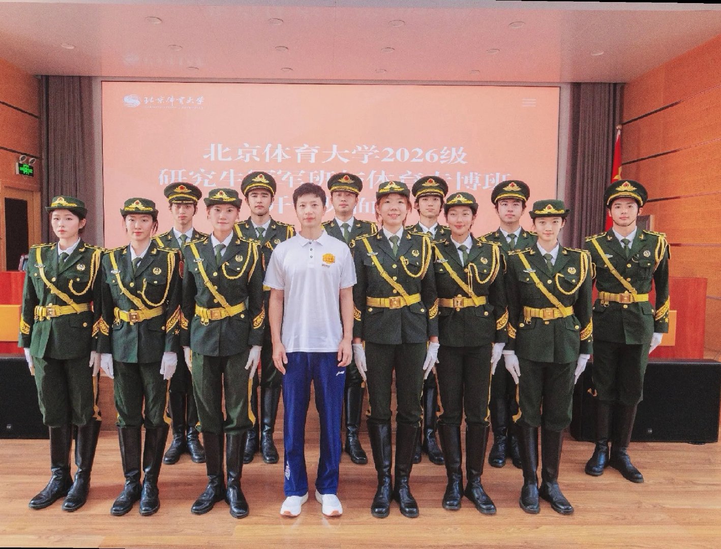 #马龙# 好嫩呀，和国旗班合影 ​