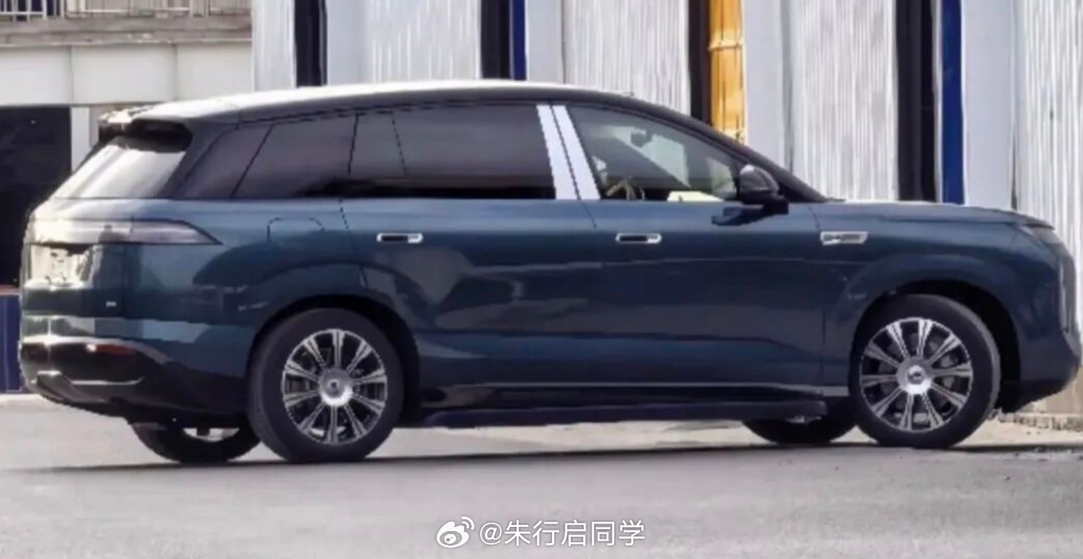 近日，我们获取了一组比亚迪旗下豪华品牌全新腾势N8的实车外观图，应该快要上市发布了，腾势品牌已经在社交平台预热很久了。

易三方三电机技术带来最高890kW的系统综合功率，配合第二代刀片电池，最大纯电续航达1003km，闪充是最大杀手锏。

作为腾势全新大五座纯电SUV，腾势N8兼顾颜值、座舱科技、续 ​