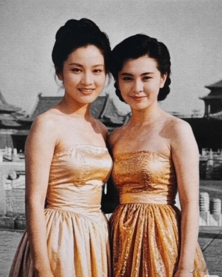 王祖贤瞿颖1990年故宫同框，这张老照片太珍贵！两人的颜值气场双在线，美得太过夺目，恍惚间竟像AI画作一样，有种不真实的美感。