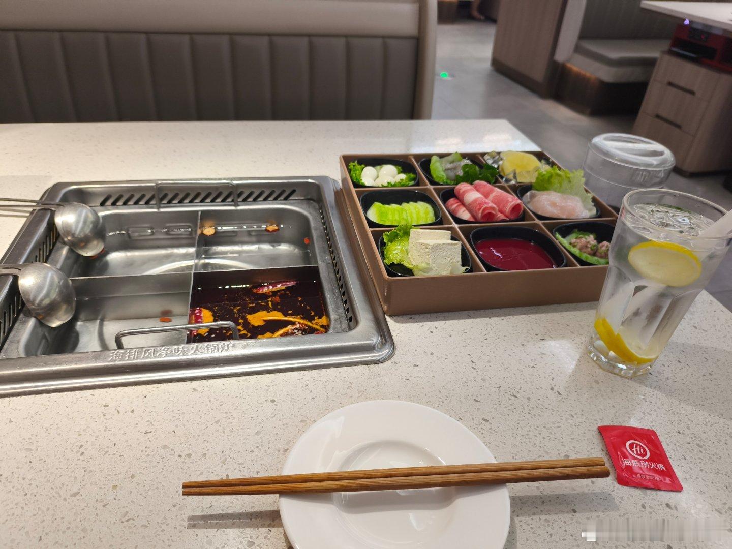 想念这鲜香麻辣的肥牛，肉丸，虾滑了（吞口水）
冻豆腐也超级美味，还有宽面
看来我以前就是缺少这美味的调料
饿了好吧现在
oh对还有鸭血
巨无敌美以前吃的感觉都是预制菜
今天吃的竟然感觉都是新鲜的[awsl]
当时怎么就觉得饱了
难道是喝水多了吗
艾玛
早知道就在座位那等着吃水果了
去外面干等着热且 ​