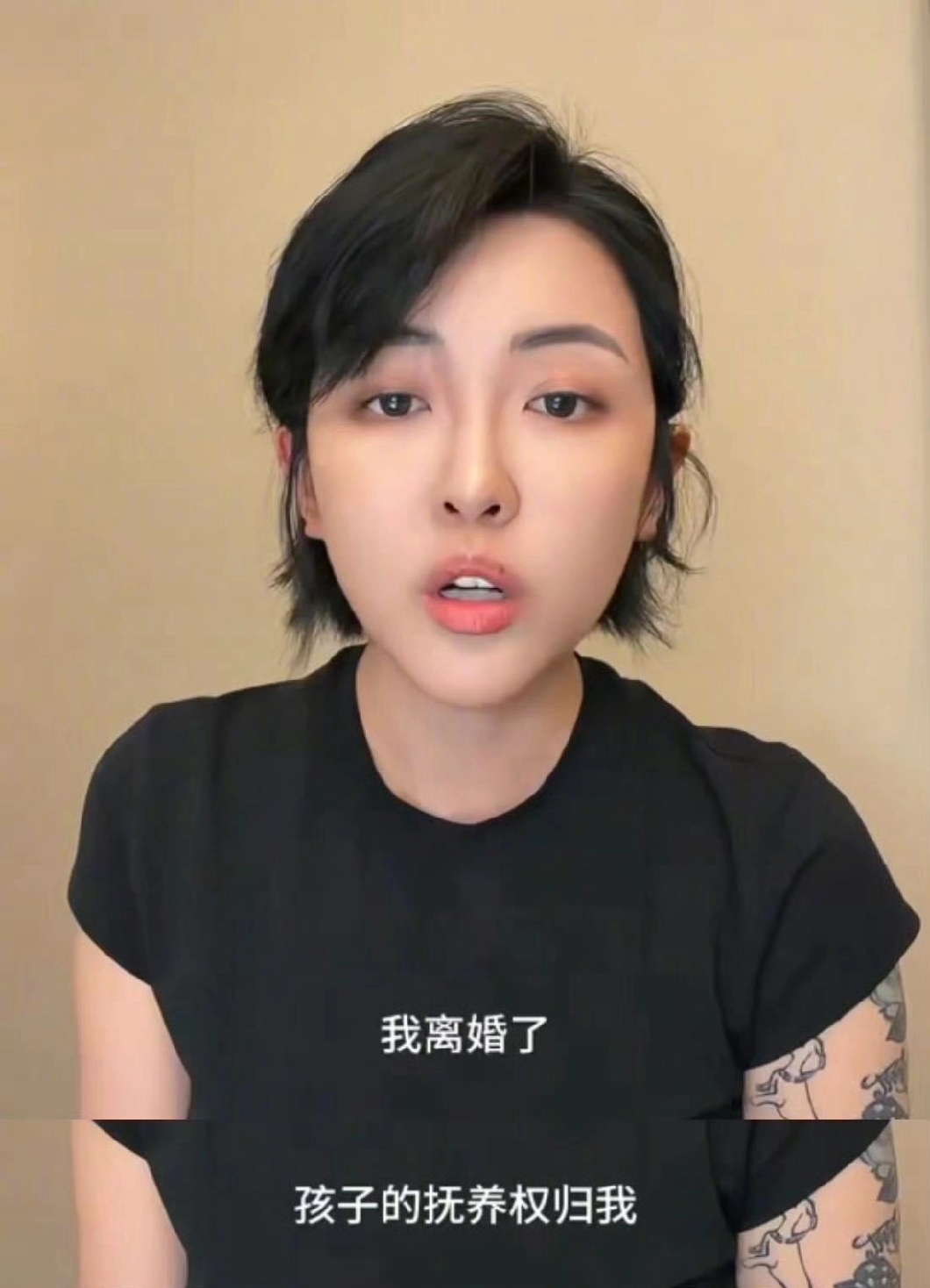 千万粉丝网红张凯毅于2026年9月19日正式官宣，已与央美艺术家丈夫张煜东办理离婚。孩子的抚养权归张凯毅，此时距离她产子仅约半年。让我们来看看她们完整的感情时间线。
2023年∶两人相识，央美艺术家张煜东暗恋张凯毅一年多。张煜东经常往返北京见面，两人慢慢产生好感。
2024.01.31∶张煜东视频公
