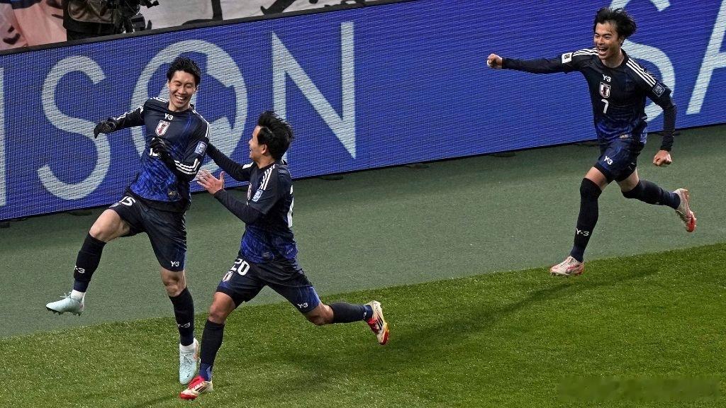 更多⚽赛事看👀主叶裙聊日本vs乌拉圭001国际赛事方向：主胜年龄：2:0 3:0 3:1进球数：2 3 4取胜的核心原因：1. 大量旅欧球员，大赛经验充足：队内半数以上球员常年征战欧洲主流联赛，适应高强度对抗，面对欧美强队不怯场。2. 战术灵活多变，切换能力极强：可根据对手选择高位压迫或者低位防守反击；阵型弹性大，4‑2‑3‑1能快速切换3‑4‑3，打乱对手出球节奏。足球分析