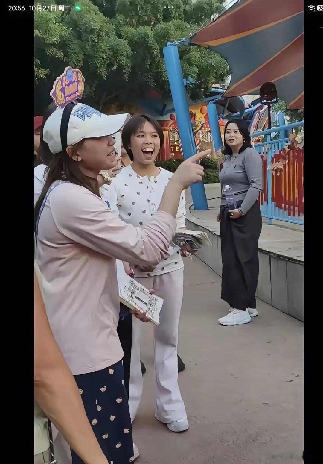 全红婵的仪态不算多好，在长隆游玩的时候，被路人拍到的照片，显得有点弯腰驼背。本来以为她整天高强度训练，练体能又练弹跳，身姿该特别笔挺才对 ​